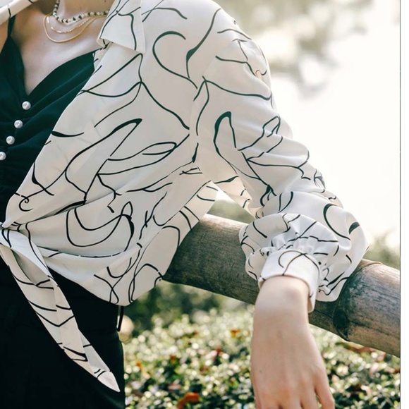 Petite Studio Amara Blouse - Abstract Lines - Picture 2 of 4